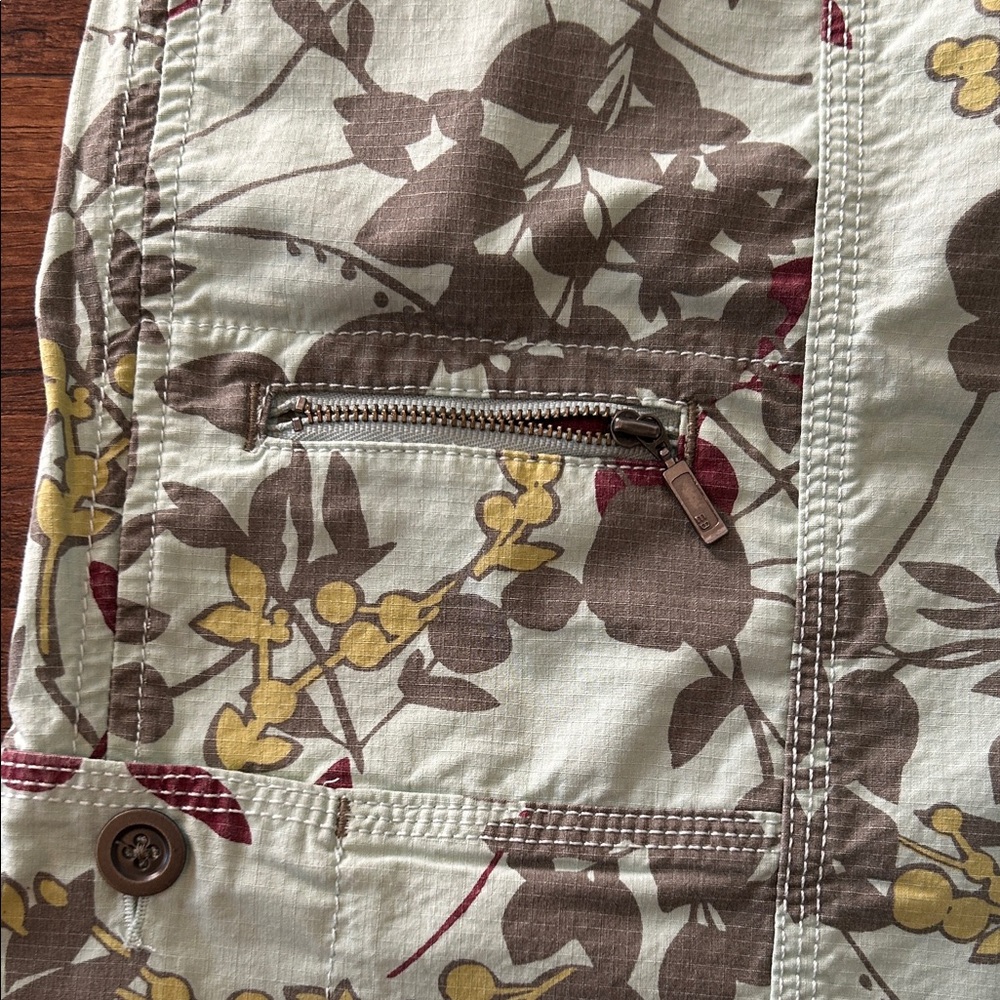 NWT: Eddie Bauer Floral Hiking/Cargo Shorts - Picture 3 of 9